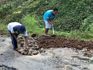 Warga Ngebel Ponorogo Swadaya Tambal Jalan Rusak yang Tak Kunjung Diperbaiki Warga Ngebel Ponorogo Swadaya Tambal Jalan Rusak yang Tak Kunjung Diperbaiki