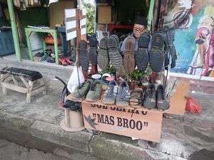 Ketekunan Zaenal Buka Jasa Sol Sepatu Antar Anak Kuliah