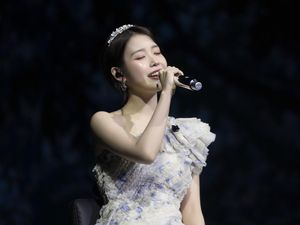 Pujian-pujian IU untuk Para Naga UAENA yang Tak Ada Habisnya Pujian-pujian IU untuk Para Naga UAENA yang Tak Ada Habisnya