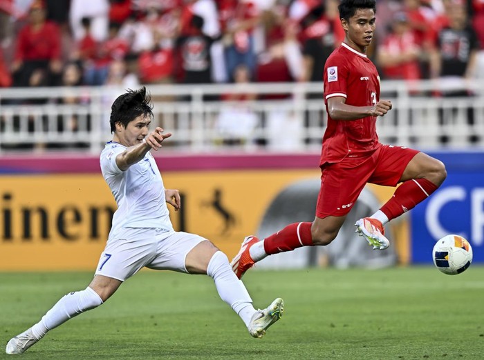 Abdurauf Buriev (L) of Uzbekistan   is battling for the ball with Marcelino Ferdinan of Indonesia during the AFC U23 Asian Cup Qatar 2024 Semi Final match between Indonesia and Uzbekistan at Abdullah Bin Khalifa Stadium in Doha, Qatar, on April 29, 2024. 



 (Photo by Noushad Thekkayil/NurPhoto via Getty Images)