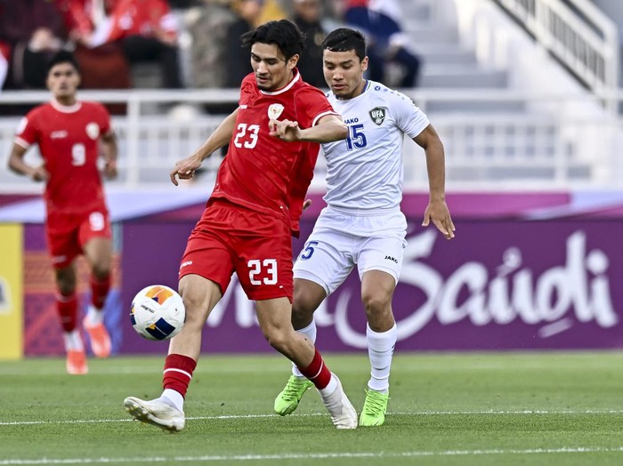 Abdurauf Buriev (L) of Uzbekistan   is battling for the ball with Marcelino Ferdinan of Indonesia during the AFC U23 Asian Cup Qatar 2024 Semi Final match between Indonesia and Uzbekistan at Abdullah Bin Khalifa Stadium in Doha, Qatar, on April 29, 2024. 



 (Photo by Noushad Thekkayil/NurPhoto via Getty Images)