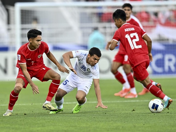 Abdurauf Buriev (L) of Uzbekistan   is battling for the ball with Marcelino Ferdinan of Indonesia during the AFC U23 Asian Cup Qatar 2024 Semi Final match between Indonesia and Uzbekistan at Abdullah Bin Khalifa Stadium in Doha, Qatar, on April 29, 2024. 



 (Photo by Noushad Thekkayil/NurPhoto via Getty Images)