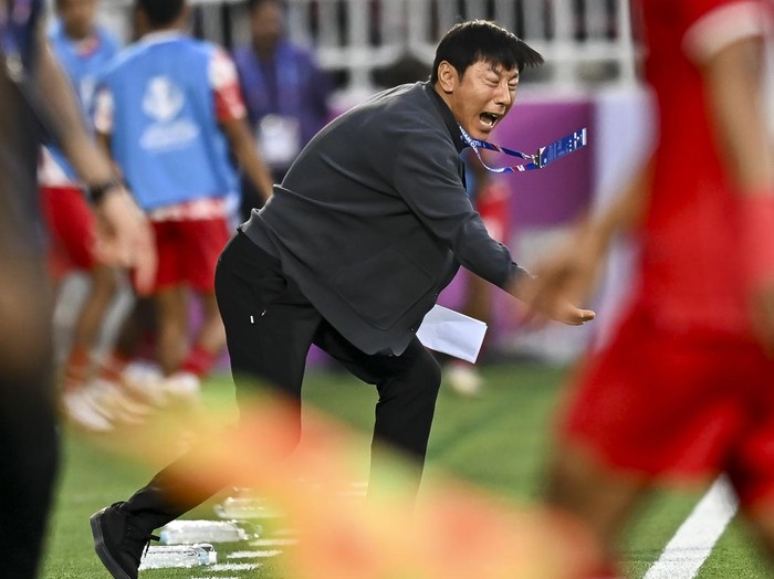 Abdurauf Buriev (L) of Uzbekistan   is battling for the ball with Marcelino Ferdinan of Indonesia during the AFC U23 Asian Cup Qatar 2024 Semi Final match between Indonesia and Uzbekistan at Abdullah Bin Khalifa Stadium in Doha, Qatar, on April 29, 2024. 



 (Photo by Noushad Thekkayil/NurPhoto via Getty Images)