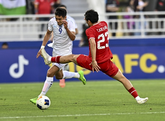 Abdurauf Buriev (L) of Uzbekistan   is battling for the ball with Marcelino Ferdinan of Indonesia during the AFC U23 Asian Cup Qatar 2024 Semi Final match between Indonesia and Uzbekistan at Abdullah Bin Khalifa Stadium in Doha, Qatar, on April 29, 2024. 



 (Photo by Noushad Thekkayil/NurPhoto via Getty Images)