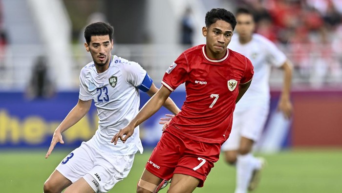 Abdurauf Buriev (L) of Uzbekistan   is battling for the ball with Marcelino Ferdinan of Indonesia during the AFC U23 Asian Cup Qatar 2024 Semi Final match between Indonesia and Uzbekistan at Abdullah Bin Khalifa Stadium in Doha, Qatar, on April 29, 2024. 



 (Photo by Noushad Thekkayil/NurPhoto via Getty Images)
