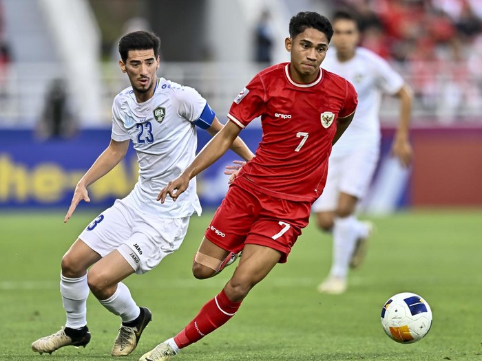 Abdurauf Buriev (L) of Uzbekistan   is battling for the ball with Marcelino Ferdinan of Indonesia during the AFC U23 Asian Cup Qatar 2024 Semi Final match between Indonesia and Uzbekistan at Abdullah Bin Khalifa Stadium in Doha, Qatar, on April 29, 2024. 



 (Photo by Noushad Thekkayil/NurPhoto via Getty Images)
