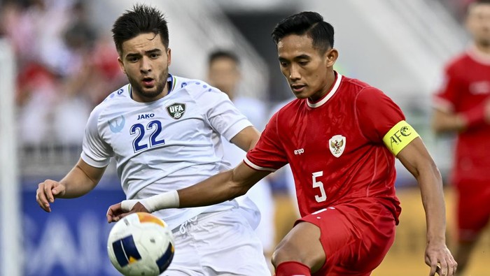 Abdurauf Buriev (L) of Uzbekistan   is battling for the ball with Marcelino Ferdinan of Indonesia during the AFC U23 Asian Cup Qatar 2024 Semi Final match between Indonesia and Uzbekistan at Abdullah Bin Khalifa Stadium in Doha, Qatar, on April 29, 2024. 



 (Photo by Noushad Thekkayil/NurPhoto via Getty Images)