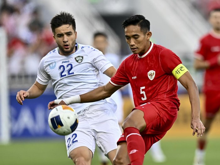 Abdurauf Buriev (L) of Uzbekistan   is battling for the ball with Marcelino Ferdinan of Indonesia during the AFC U23 Asian Cup Qatar 2024 Semi Final match between Indonesia and Uzbekistan at Abdullah Bin Khalifa Stadium in Doha, Qatar, on April 29, 2024. 



 (Photo by Noushad Thekkayil/NurPhoto via Getty Images)