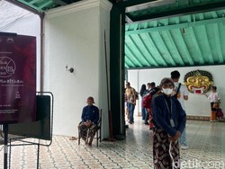 Abdi Dalem, Pemandu Keraton Jogja, Tak Canggung Dampingi Turis Lokal dan Asing