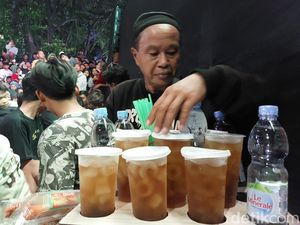 Cuan dari Minuman dan Tikar Saat Nobar Timnas di Siliwangi Cirebon