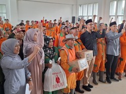 Legislator Gerindra Ade Rezki Pratama Berikan Apresiasi Petugas Kebersihan di Bukittinggi