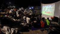 Dari Jakarta, warga nonton bareng di kawasan Jalan Raya Tanjung Barat. ANTARA FOTO/Indrianto Eko Suwarso