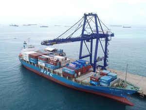 Kinerja Bongkar Muat Peti Kemas Pelabuhan Batam Triwulan I 2024 Naik 8% Kinerja Bongkar Muat Peti Kemas Pelabuhan Batam Triwulan I 2024 Naik 8%