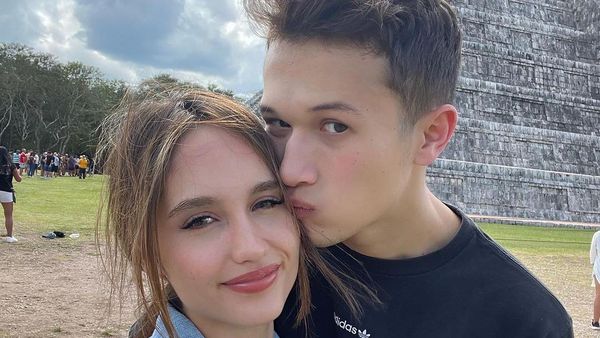Lengket Kayak Perangko! 7 Pose Cinta Laura dengan Arya Vasco