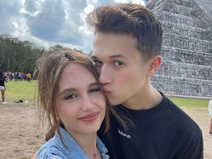 Lengket Kayak Perangko! 7 Pose Cinta Laura dengan Arya Vasco