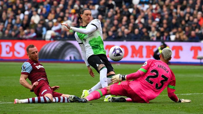 LONDON, ENGLAND - APRIL 27: Darwin Nunez of Liverpool shoots under pressure from Alphonse Areola and Vladimir Coufal of West Ham United during the Premier League match between West Ham United and Liverpool FC at London Stadium on April 27, 2024 in London, England. (Photo by Mike Hewitt/Getty Images)