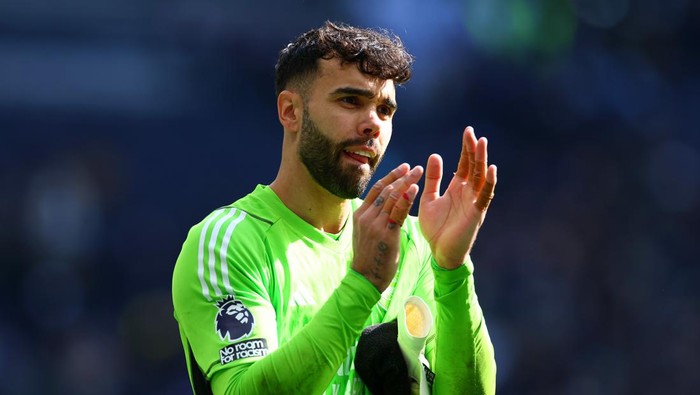 LONDON, ENGLAND - APRIL 28: David Raya of Arsenal celebrates at full-time following the Premier League match between Tottenham Hotspur and Arsenal FC at Tottenham Hotspur Stadium on April 28, 2024 in London, England. (Photo by Chris Brunskill/Fantasista/Getty Images)