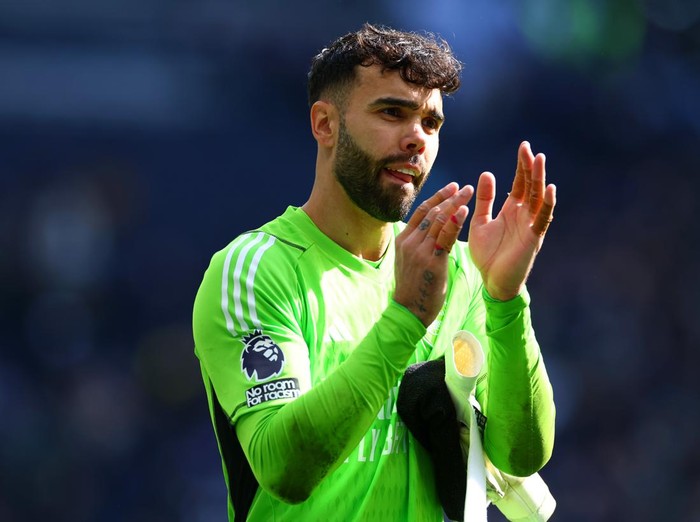 LONDON, ENGLAND - APRIL 28: David Raya of Arsenal celebrates at full-time following the Premier League match between Tottenham Hotspur and Arsenal FC at Tottenham Hotspur Stadium on April 28, 2024 in London, England. (Photo by Chris Brunskill/Fantasista/Getty Images)