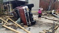 Deretan Mobil yang Jadi Korban Tornado di Oklahoma