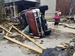 Deretan Mobil yang Jadi Korban Tornado di Oklahoma Deretan Mobil yang Jadi Korban Tornado di Oklahoma