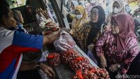 Emak-emak Serbu Sembako Murah Saat Harga Bawang Merah Naik Tinggi