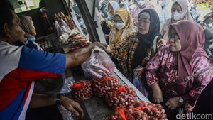 Emak-emak Serbu Sembako Murah Saat Harga Bawang Merah Naik Tinggi