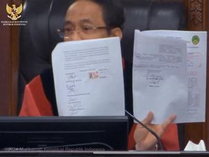 Hakim MK Tegur Kuasa Hukum Caleg DPD Riau soal Tanda Tangan Beda-beda