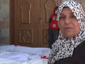 Pilu Wanita Palestina Cari Anak di antara Tumpukan Jasad Kuburan Massal
