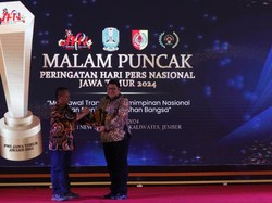 Kepala Kantor Imigrasi Tanjung Perak Terima Penghargaan dari PWI Jatim