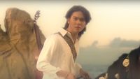 8 Gaya Jadul Iqbaal Ramadhan di MV Terbaru Disorot, Nyanyi Sambil Naik Kuda