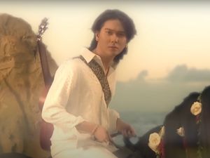 8 Gaya Jadul Iqbaal Ramadhan di MV Terbaru Disorot, Nyanyi Sambil Naik Kuda 8 Gaya Jadul Iqbaal Ramadhan di MV Terbaru Disorot, Nyanyi Sambil Naik Kuda