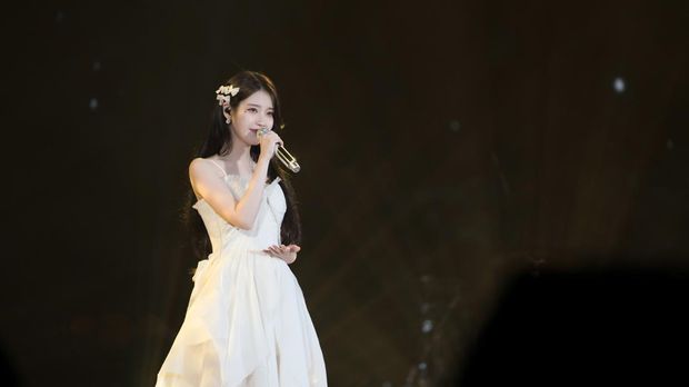 IU menyelenggarakan HEREH World Tour Concert in Jakarta di ICE BSD City Tangerang, Minggu (28/4).