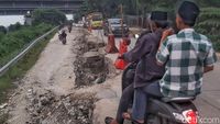 Potret Jalan Raya Badami-Loji Karawang yang Rusak Parah