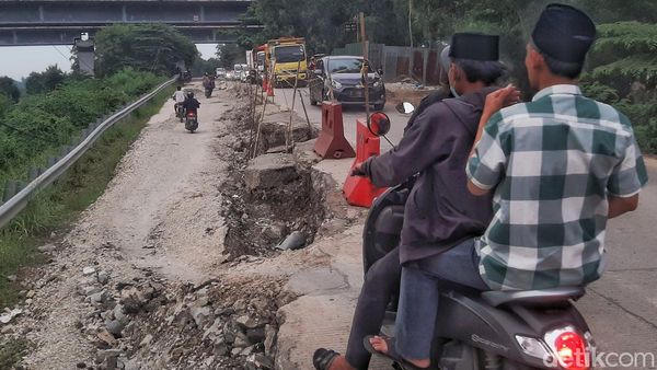 Potret Jalan Raya Badami-Loji Karawang yang Rusak Parah