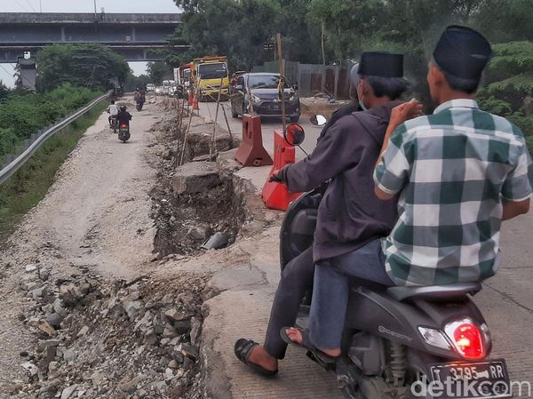 Potret Jalan Raya Badami-Loji Karawang yang Rusak Parah