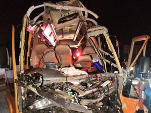 Elf Sarat Penumpang Tabrak Truk Trailer di Tol Batang, 2 Tewas Elf Sarat Penumpang Tabrak Truk Trailer di Tol Batang, 2 Tewas
