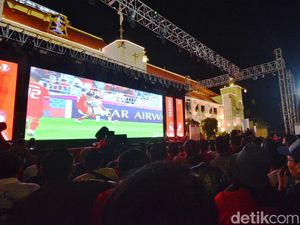 Keseruan Nobar Timnas Garuda Muda di Kota Pahlawan Keseruan Nobar Timnas Garuda Muda di Kota Pahlawan