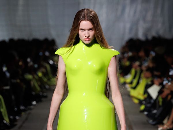 10 Koleksi Alexander McQueen Fall/Winter 2024, Debut Sean McGirr yang Edgy