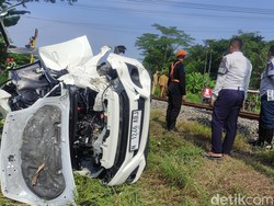 Ayla Tertabrak KA Pasundan hingga Terseret 15 Meter di Tarik Sidoarjo