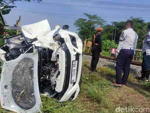 Ayla Tertabrak KA Pasundan hingga Terseret 15 Meter di Tarik Sidoarjo Ayla Tertabrak KA Pasundan hingga Terseret 15 Meter di Tarik Sidoarjo