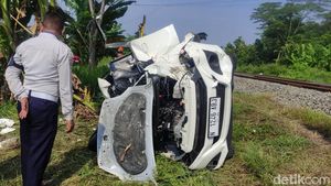 Penampakan Ayla Ringsek Tertabrak KA Pasudan di Tarik Sidoarjo