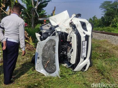 Penampakan Ayla Ringsek Tertabrak KA Pasudan di Tarik Sidoarjo