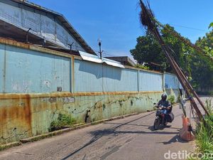 Bahaya! 3 Tiang di Jalan Mengger Dayeuhkolot Nyaris Roboh