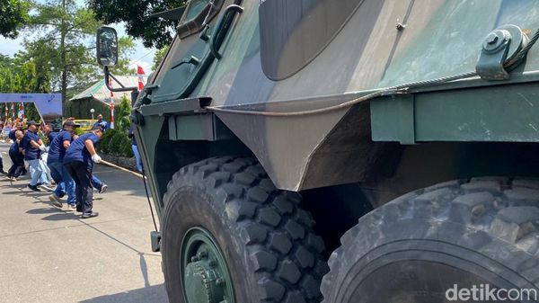Potret Keseruan Lomba Menarik Panser Pindad