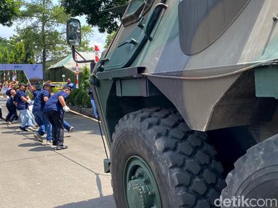 Potret Keseruan Lomba Menarik Panser Pindad