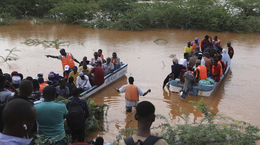 Melihat Proses Evakuasi Korban Banjir di Kenya Melihat Proses Evakuasi Korban Banjir di Kenya