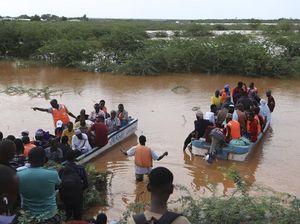Melihat Proses Evakuasi Korban Banjir di Kenya