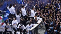 Dalam parade itu, para pemain Inter Milan diarak menggunakan bus atap terbuka. AP Photo/Luca Bruno.