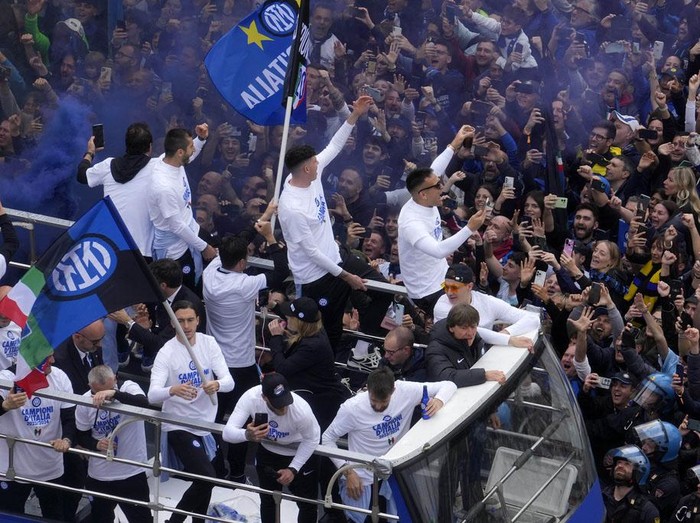 Inter Milan menggelar parade juara  Serie A ke-20 di San Siro, Italia, Minggu (28/4/2024) waktu setempat. Parade berlangsung meriah.