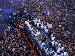 Bus yang mengarak pemain Inter Milan membelah lautan pendukung Nerazzurri. AP Photo/Luca Bruno.
